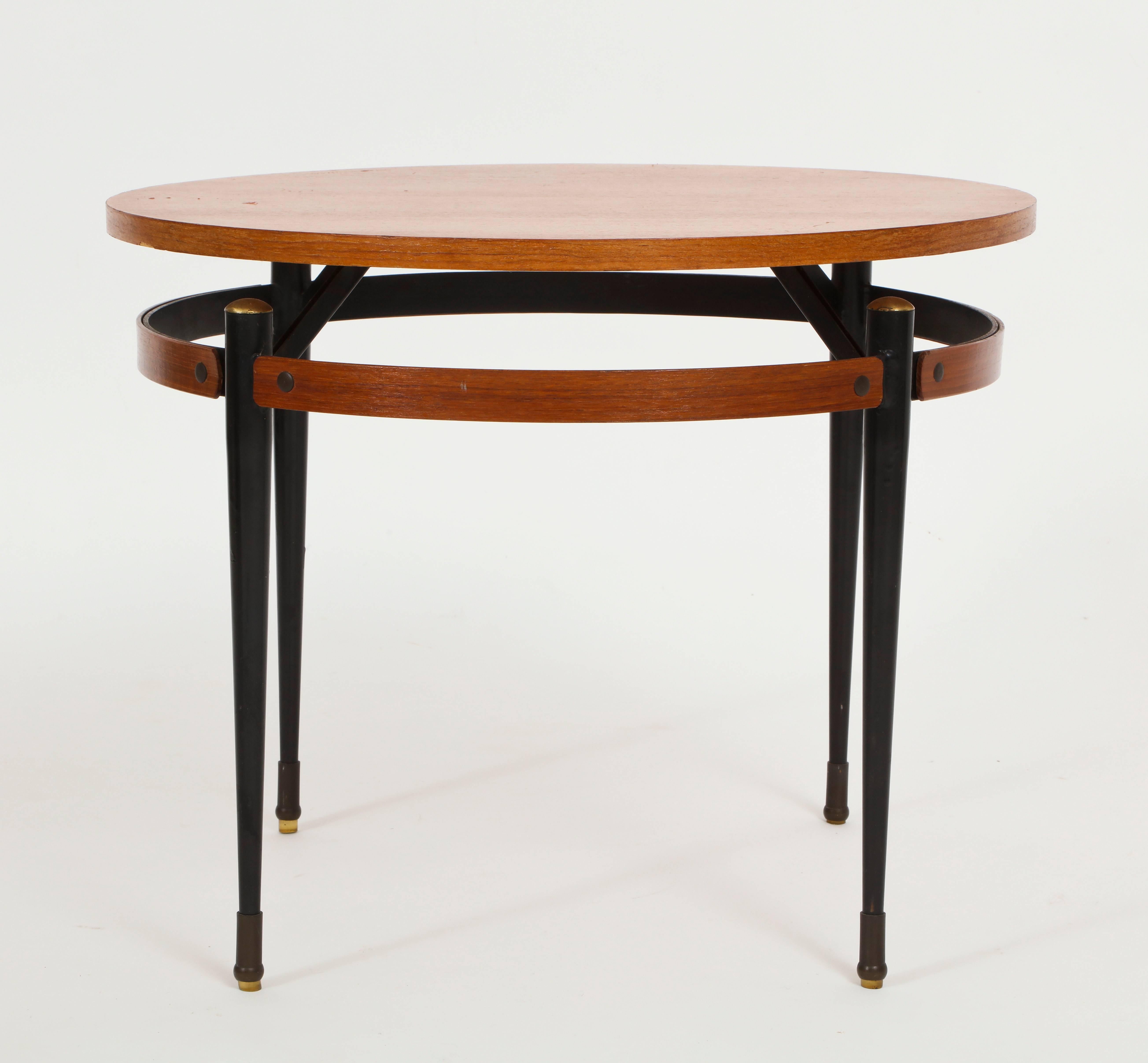 Italian Ponti style round side table with metal legs, Italy, 1950, Mid-Century.

Lovely wood Italian side table or coffee table. With metal and brass detailing.
Beautiful Mid-Century table.
   
