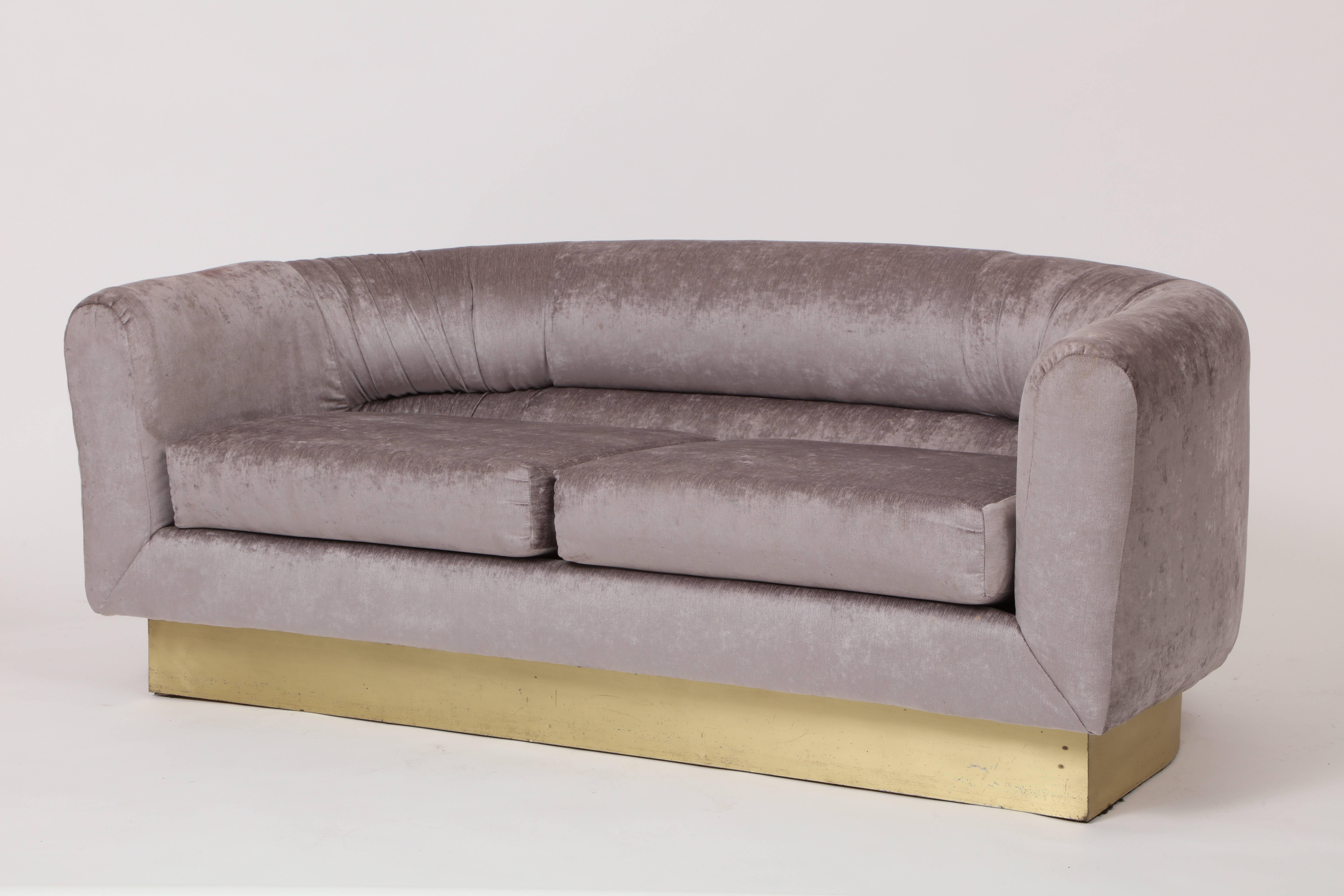 Milo Baughman Thayer Coggin Attributed Velvet Grey Settee Sofa Brass Plinth (20. Jahrhundert)