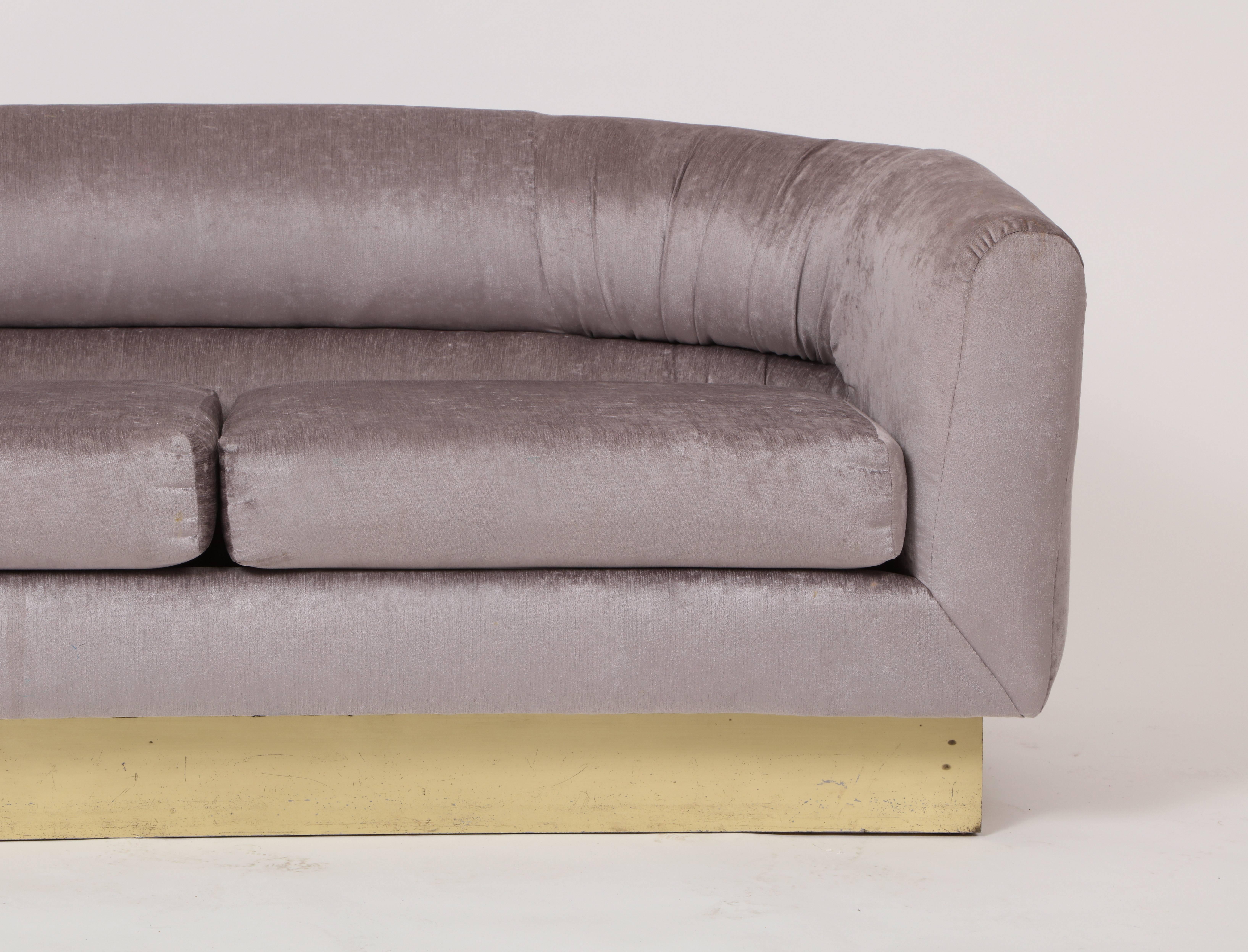Milo Baughman Thayer Coggin Attributed Velvet Grey Settee Sofa Brass Plinth (Moderne der Mitte des Jahrhunderts)