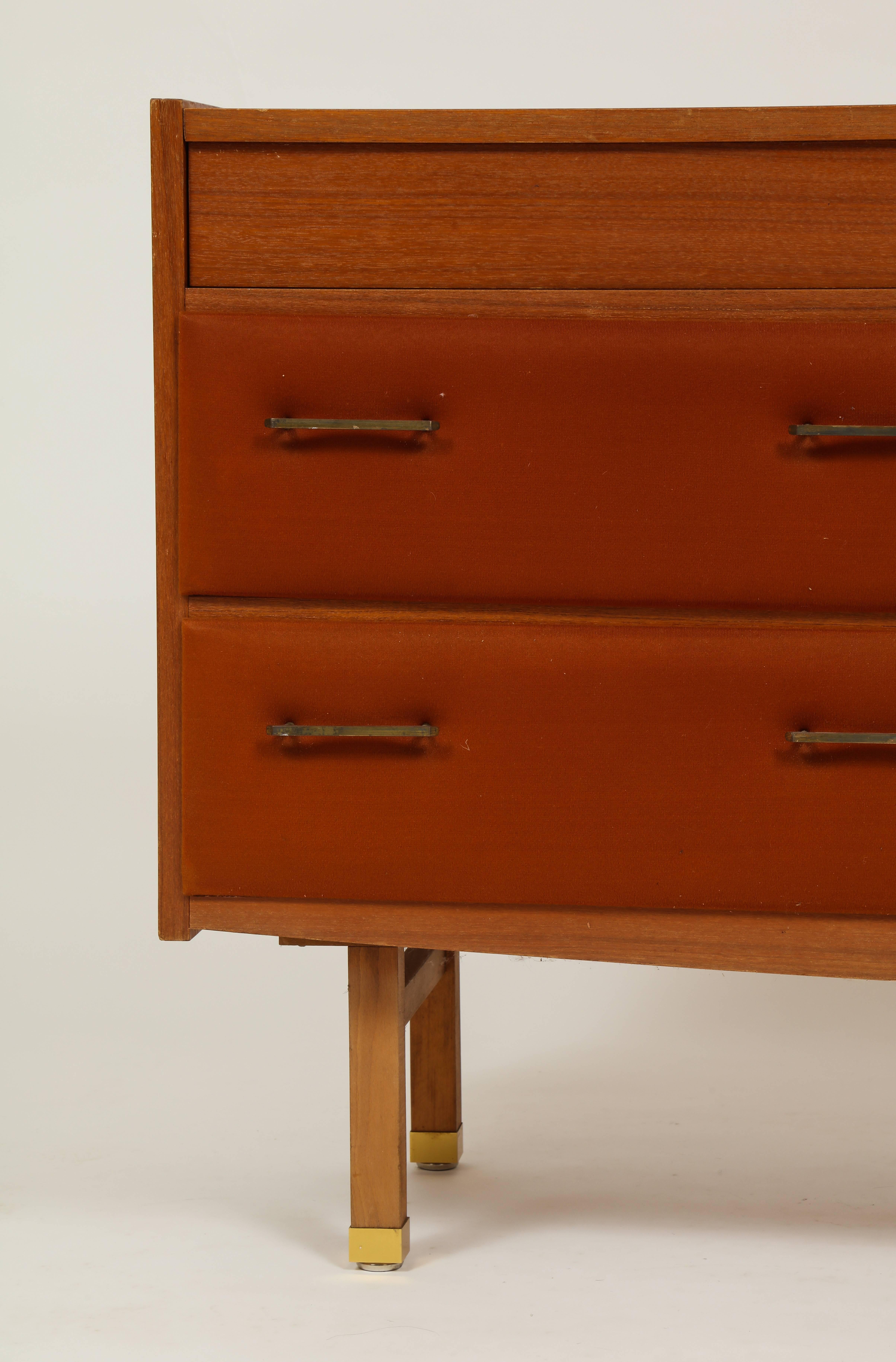 Roger Landault commode de coiffeuse en teck brun et laiton, moderniste français du milieu du siècle dernier, 1960 Bon état - En vente à New York, NY