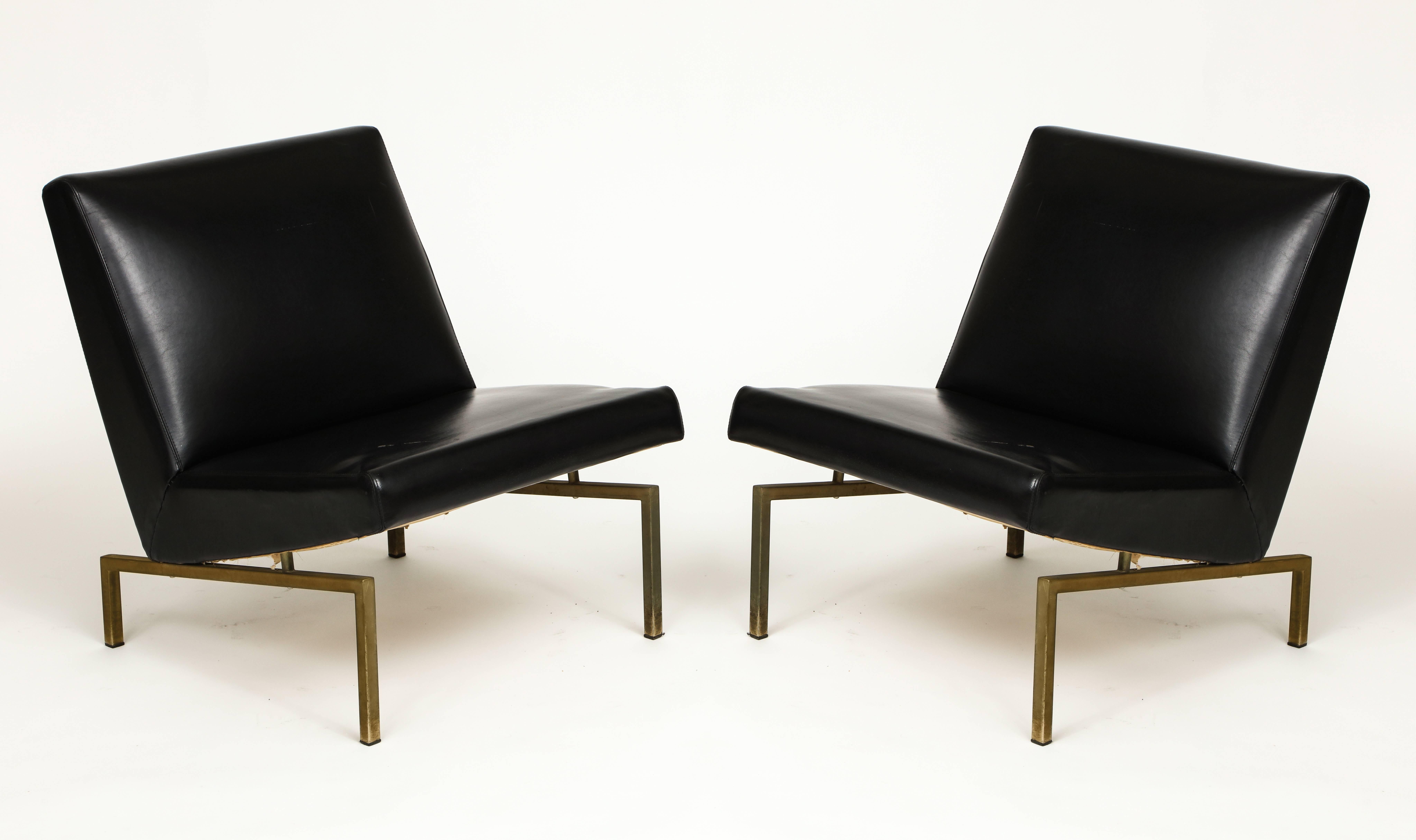 Joseph Andre Motte black tempo pair lounge chairs brass Mid-Century, France.

Faux leather black chairs with brass base lounge chairs by Joseph Andre Motte. Sculptural shape. Edited by Steiner.

Measures: Height: 27.
Width: 22.5.
Depth: 27.
Seat