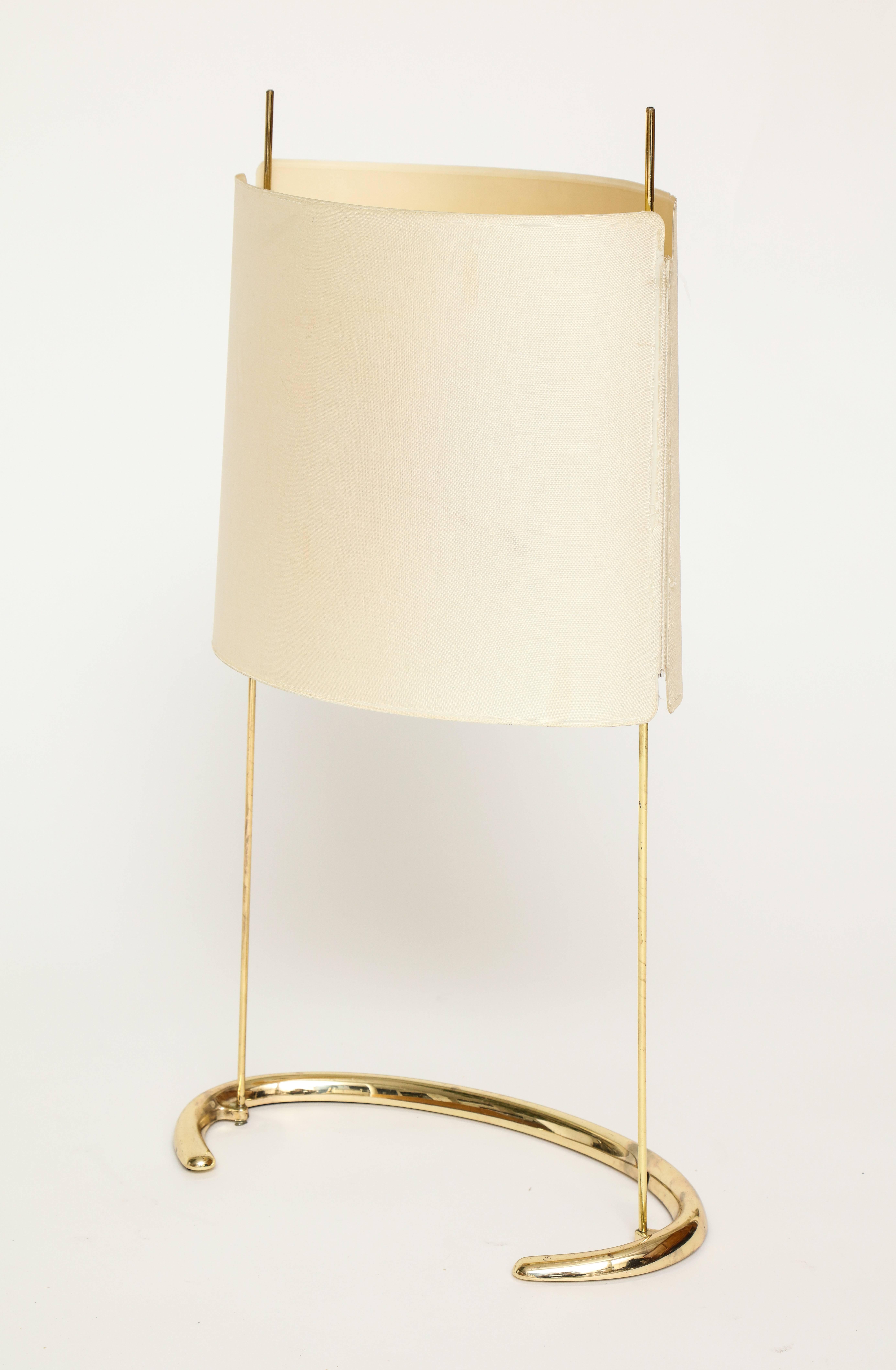 Gala table lamp Arteluce Paolo Rizzatto brass Italian, 1970s.

Great example of chic 1970s Italian design. Brass Base and creme shade designed by Paolo Rizzatto. Era of Gabriella Crespi.

Measures: Height: 26 inches.
Width: 15 inches.
depth: 7