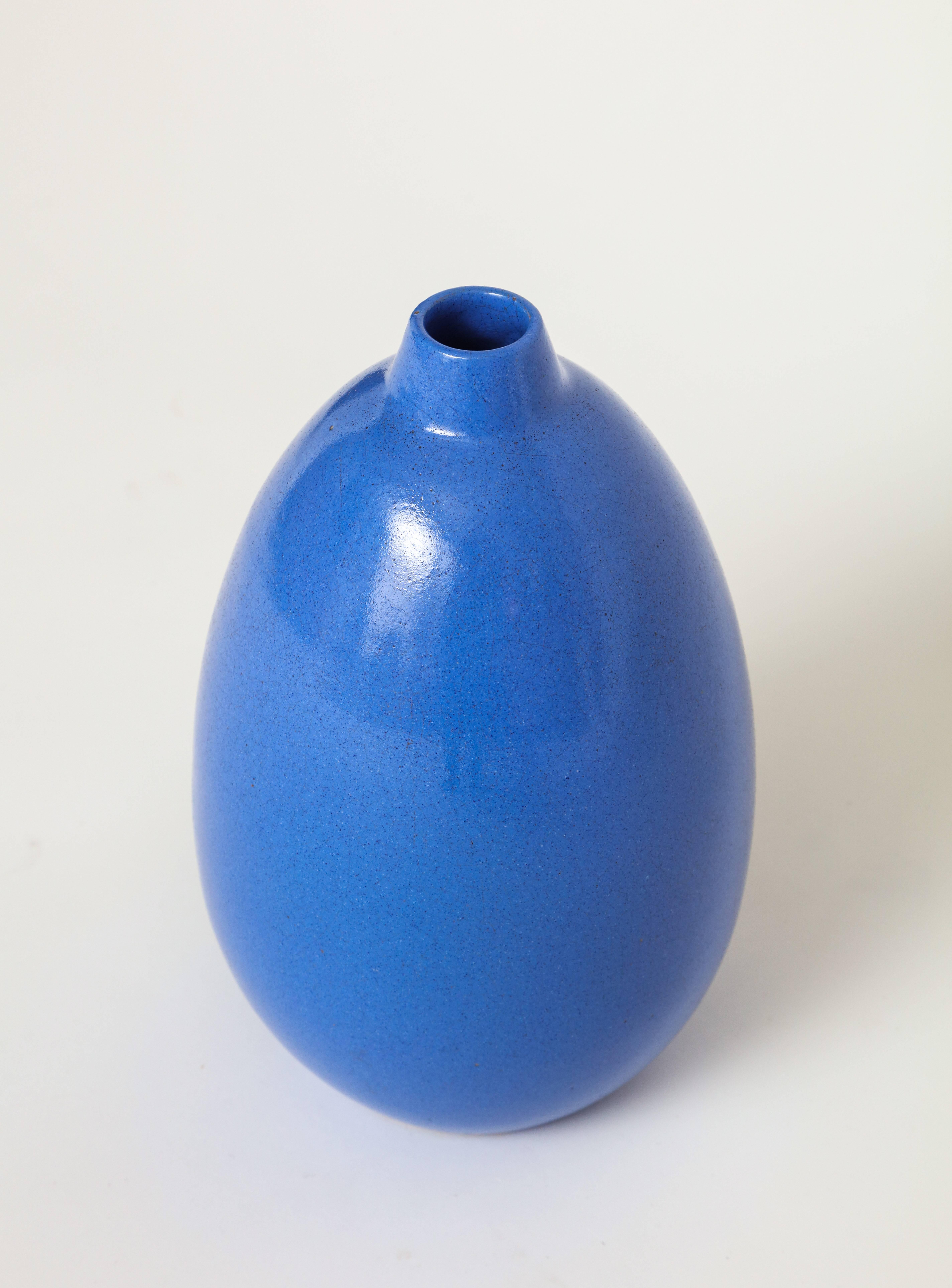 Vase bleu pourpre Primavera, France, années 1930.

Belle primavera bleue en très bon état, sans éclats ni fissures. Rare dans cette couleur. Signés et numérotés.