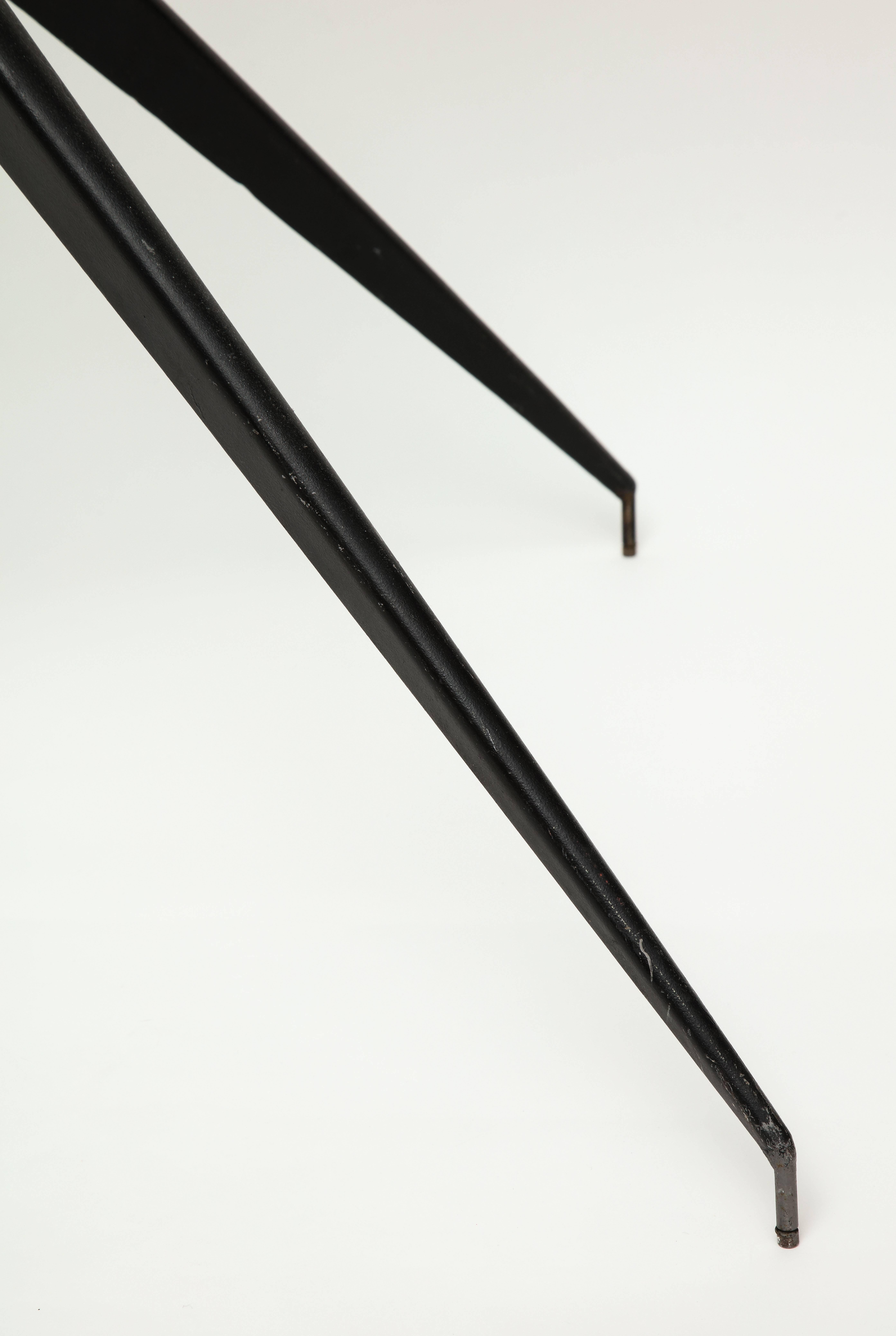 Console en fer noir du milieu du siècle avec plateau en verre, Italie, années 1950-1960 Bon état - En vente à New York, NY