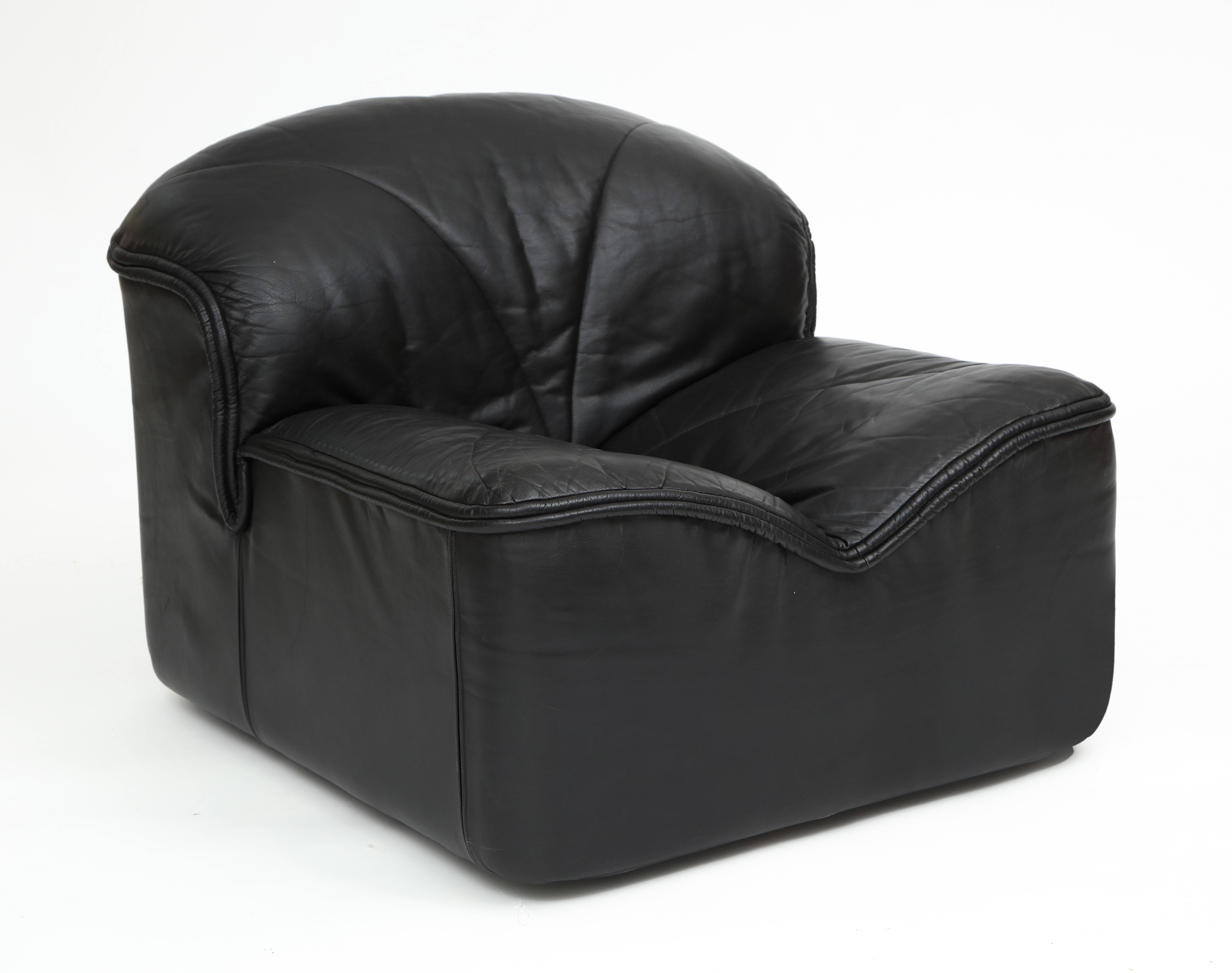 i4 Mariani pace black leather pair of lounge chairs, 1970s-1980s

These chairs are made by Italian company i4 Mariani. The leather is in overall very good condition as seen in the photos. They are also very comfortable.
Super cool lounge chairs