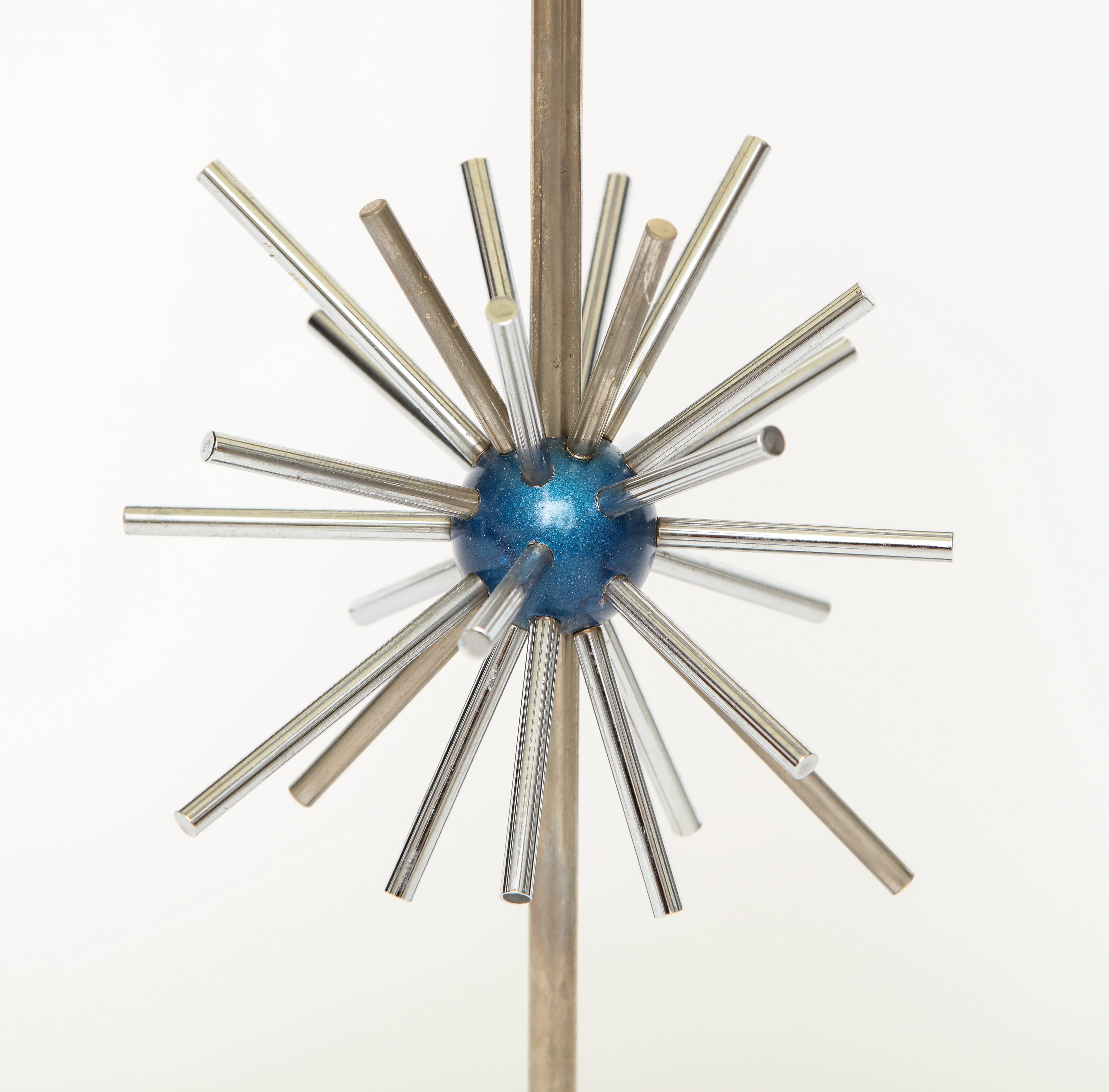 Schreibtischlampe aus Chrom mit lackiertem blauem Sputnik-Design, Französisch, 1970er Jahre, Mitte des Jahrhunderts (Moderne der Mitte des Jahrhunderts) im Angebot