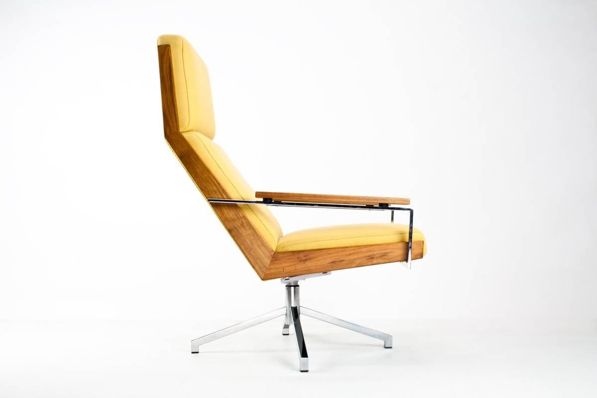 Lotus chair designed by Rob Parry in the 1950s for Gelderland (NL). This re-edition of the lotus chair is produced by Bränd and has a swivel foot. 

The solid wooden frame and armrests are placed on a chromed swivel base. This easy chair is