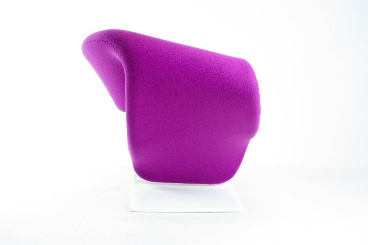 A completely restored and re-upholstered original Ribbon chair by Pierre Paulin. Paulin designed the Ribbon chair, F582, for Artifort in 1965.

This Ribbon chair is upholstered in a purple Kvadrat Tonus fabric and the pedestal is refinished in