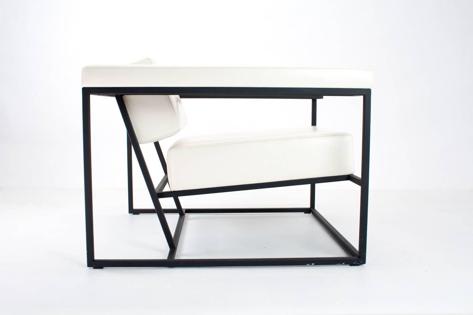 This contemporary Metropolis easy chair was designed in 2005 by Dutch Designer Roderick VOS for Spectrum. The black epoxied metal frame and white leather are in excellent condition. The geometrical and transparent design did not give in to comfort,