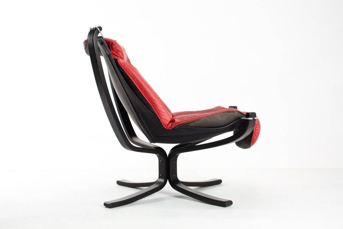 Red leather Falcon lounge chair by Sigurd Ressell for Vatne Møbler, Norway. The black wooden frame is in an excellent condition. The original red leather has some traces of patina, consistent with age and use.

Sigurd Resell was born in Norway in