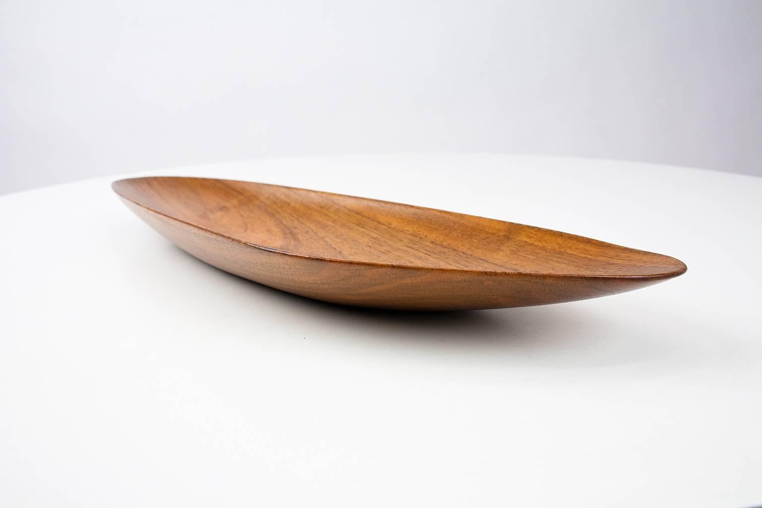 German sculptural teak wooden bowl / platter made by Oberaichen Holzmanufaktur, 1960s, German design. In a very nice organic / asymmetrical shape. Beautiful desk or table accessory.

Shipping is complementary to continental Europe, UK,