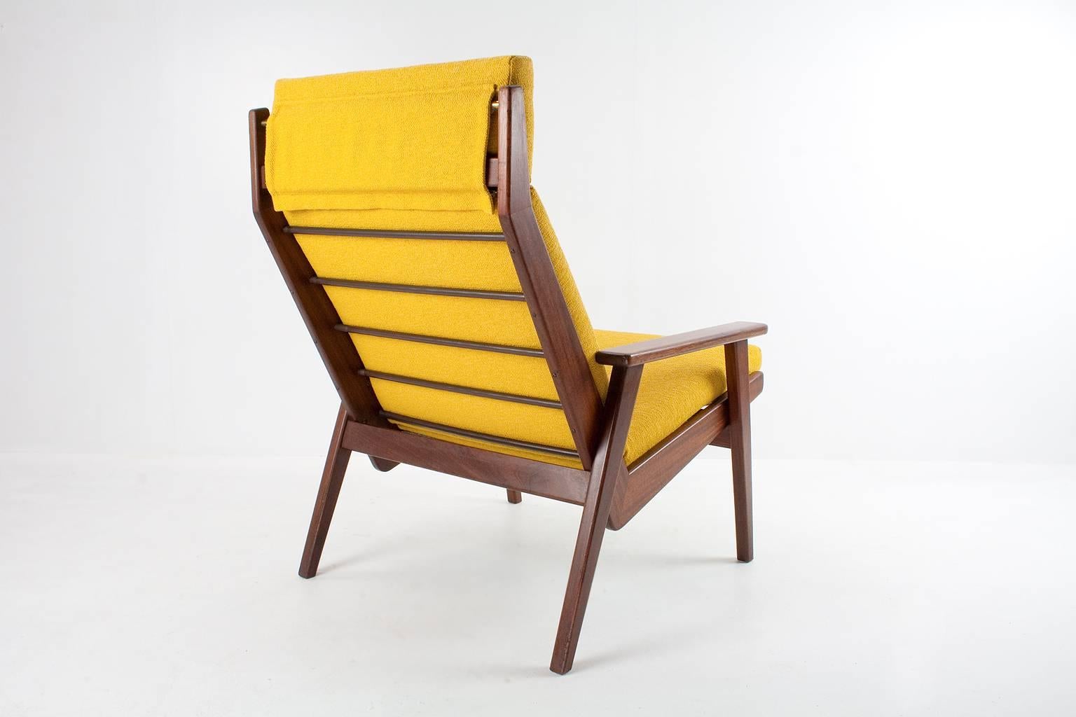 Original Rob Parry lotus lounge chair for Dutch furniture company Gelderland (collection 1950s-1960s) in wood with new yellow upholstery (De Ploeg-Korinthe). The fabric, fillings and webbing is completely renewed, the frame is restored and in