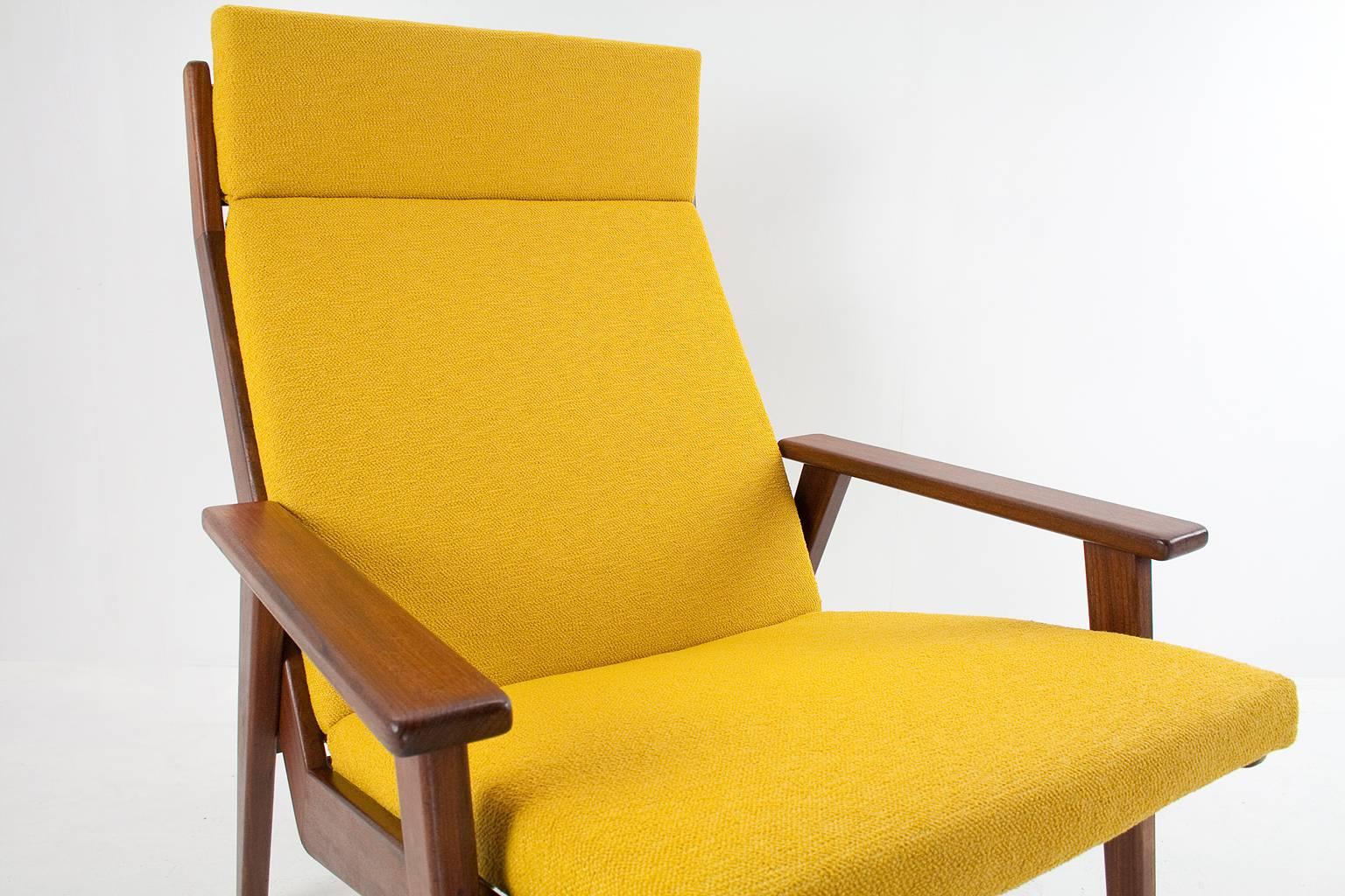 1950s Dutch Easy Chair by Rob Parry Model Lotus in Teak with New Upholstery In Excellent Condition In Beek en Donk, NL