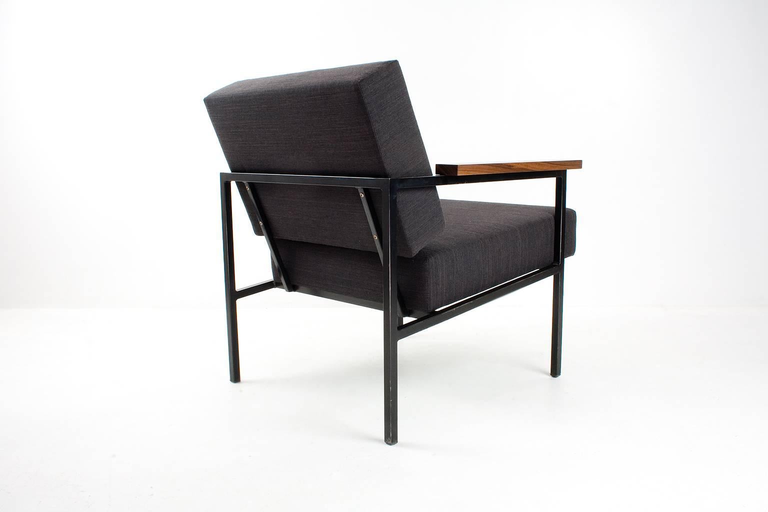 Re-upholstered 1950s Dutch Mid-Century Modern lounge chair. The item is new upholstered in the 