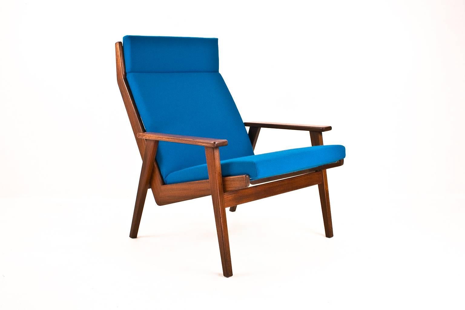 Original Rob Parry lotus lounge chair for Dutch furniture company Gelderland (collection 1950s-1960s) in wood with new blue upholstery (De Ploeg-Solid.) We have a set in stock, but can be sold separate.

The fabric, fillings and webbing is