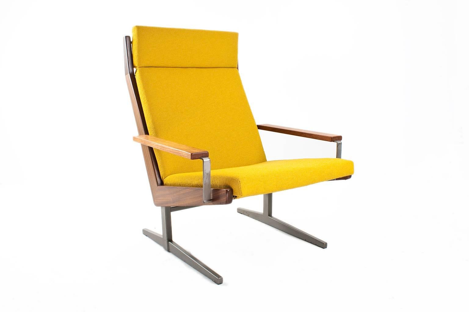 Original Robbert (Rob) Parry lotus lounge chair for Dutch furniture company Gelderland (collection 1950s-1960s) in teakwood and grey metal with new yellow upholstery (De Ploeg-Korinthe) on a grey metal pyramide foot.

The fabric, fillings and