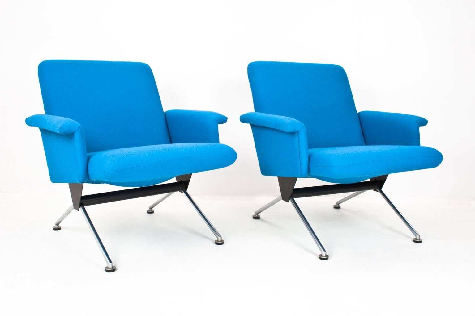 Set of Mid-Century Dutch lounge chairs with armrests, upholstered in a bright blue 'De Ploeg- Solid' fabric (identical to the original color code) and placed on a graphite black lacquered chassis with chromed legs and nylon glides. All in excellent