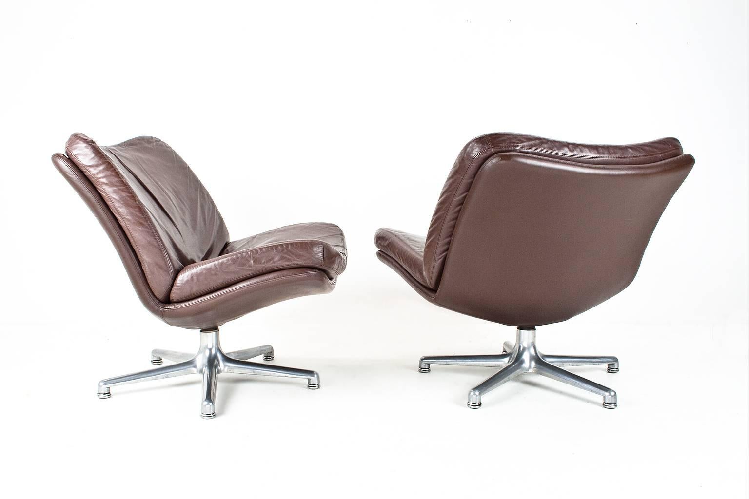 Original 1960s Dutch leather swivel lounge chairs by Geoffrey Harcourt for Artifort (NL). The items are in very good condition, comfortable and beautiful. Brown Leather and chromed metal foot in very good condition. 

Geoffrey D. Harcourt (1935)
