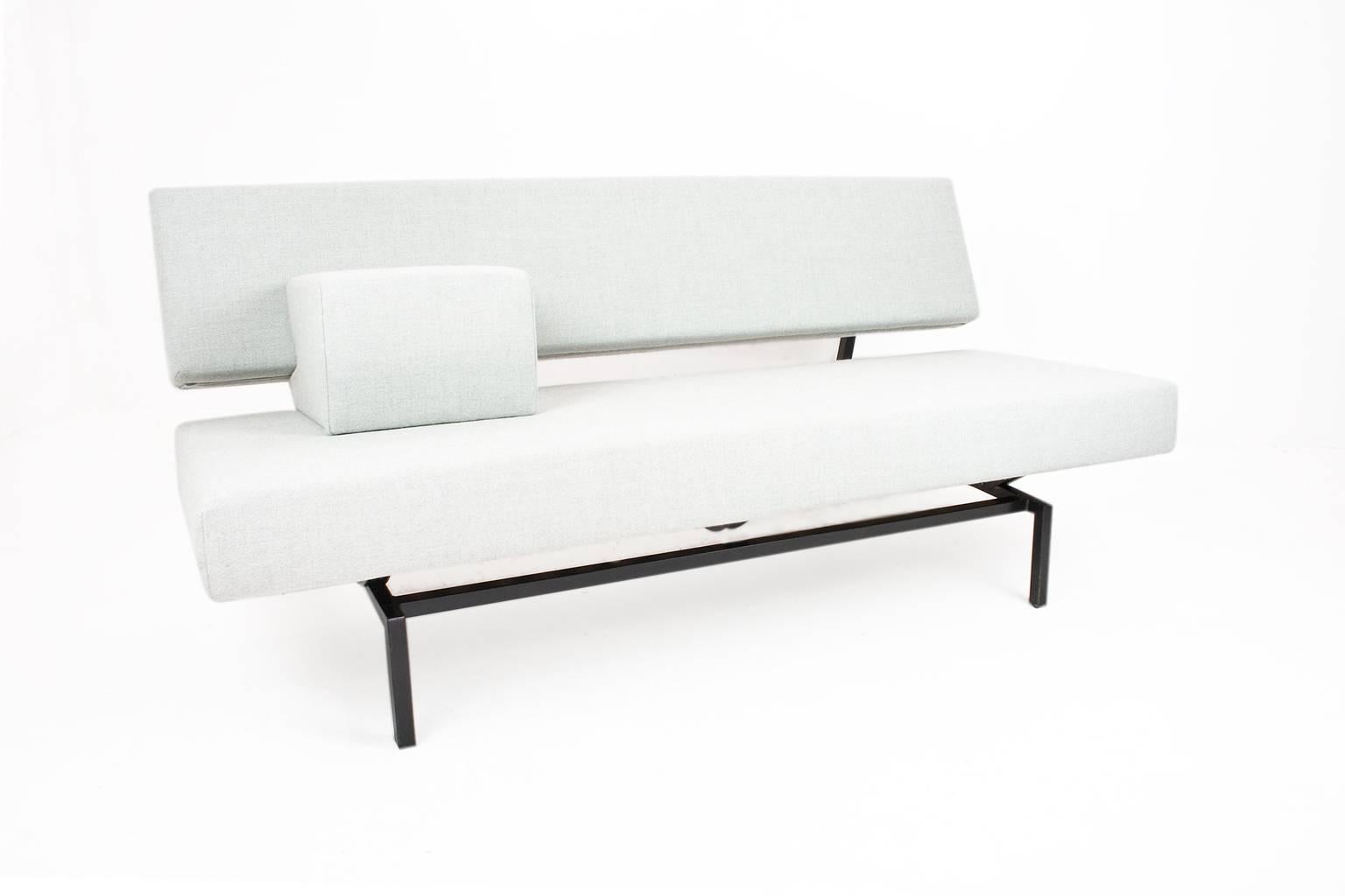 New upholstered Mid-Century Dutch modern sofa, model BZ53 by Martin Visser for 't Spectrum, collection 1964-1971. 

The BZ53 is the petit version of the BR03 and BR02 series, although the BZ53 is not a day bed. This sofa is 160cm wide. New foam