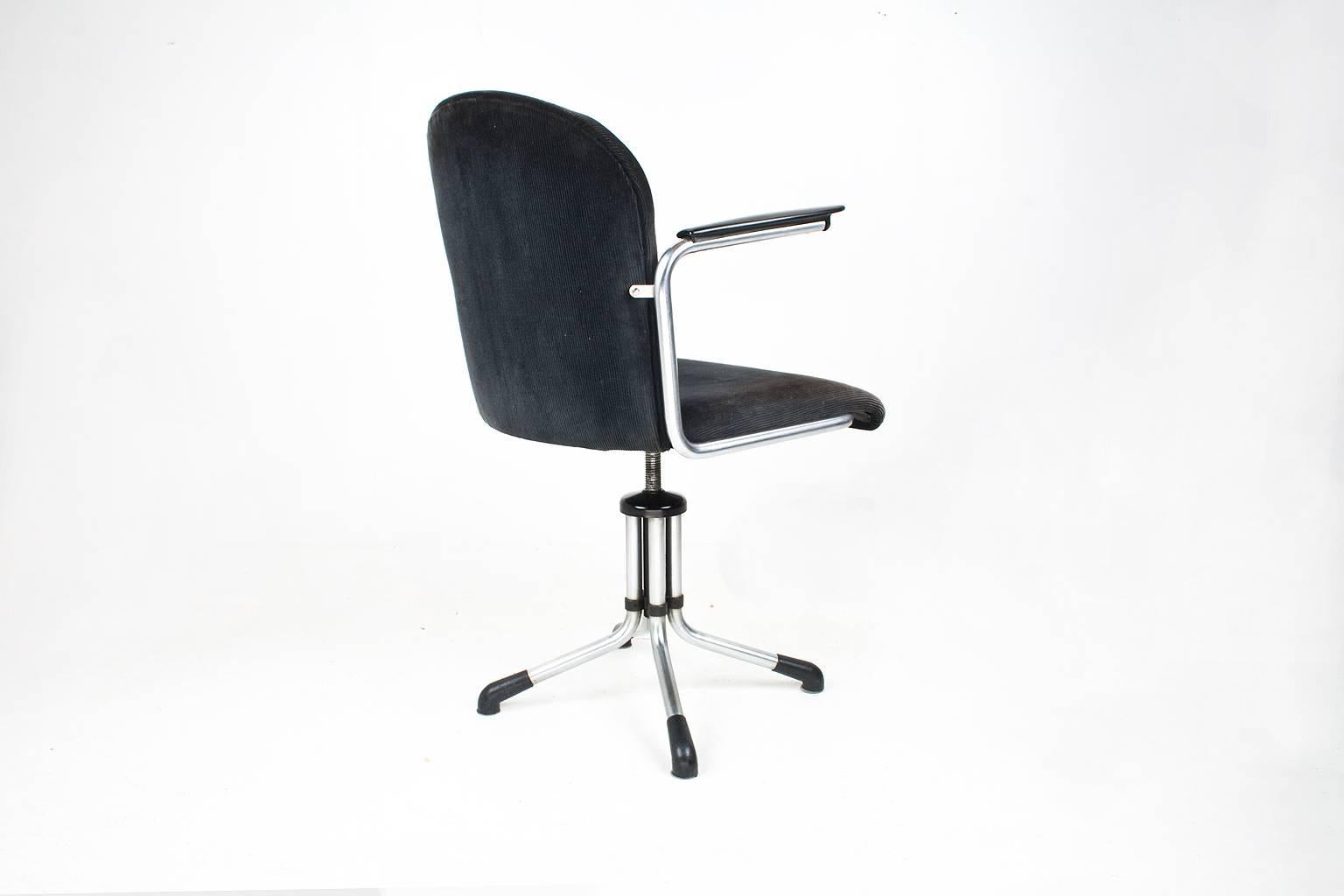 Dutch Industrial desk chair model 356 by furniture maker and designer Willem Gispen. This chair has been in production from 1937 until 1966.

This swivel desk chair is adjustable in height (86 -93 cm, seat height 45-52cm), chromed metal frame,
