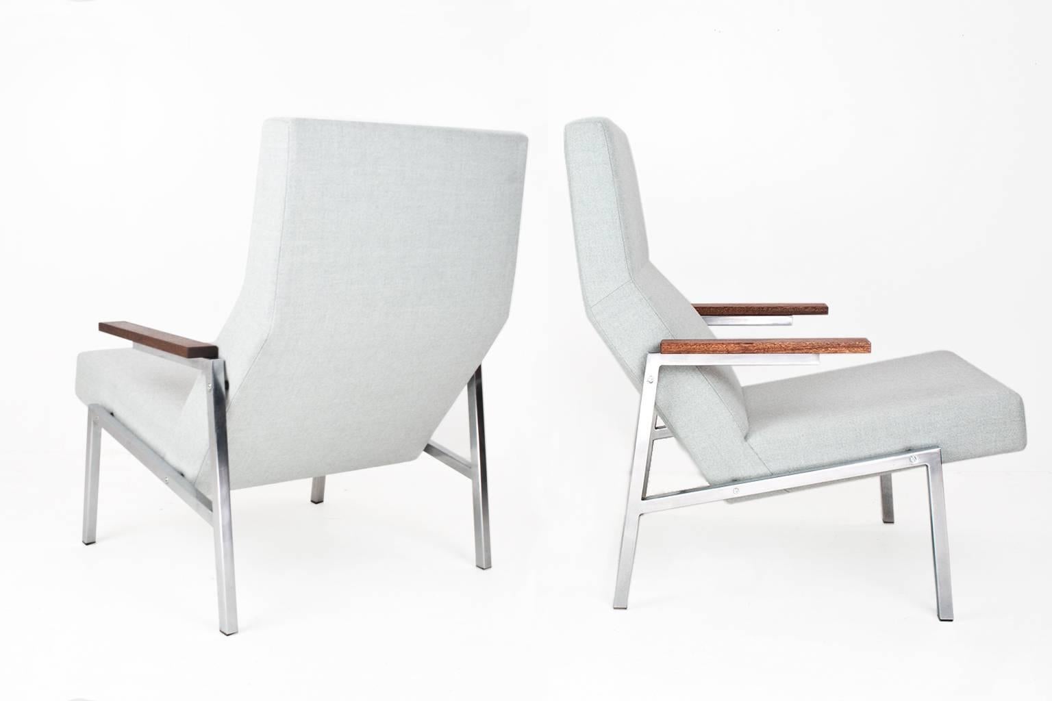 Large and new upholstered Mid-Century Dutch modern easy chairs, model SZ67 by Martin Visser for ’t Spectrum, collection 1964-1969. New foam and upholstered in a beautiful light grey Ploegwool (#08). Original chromed metal frame and teak armrests.