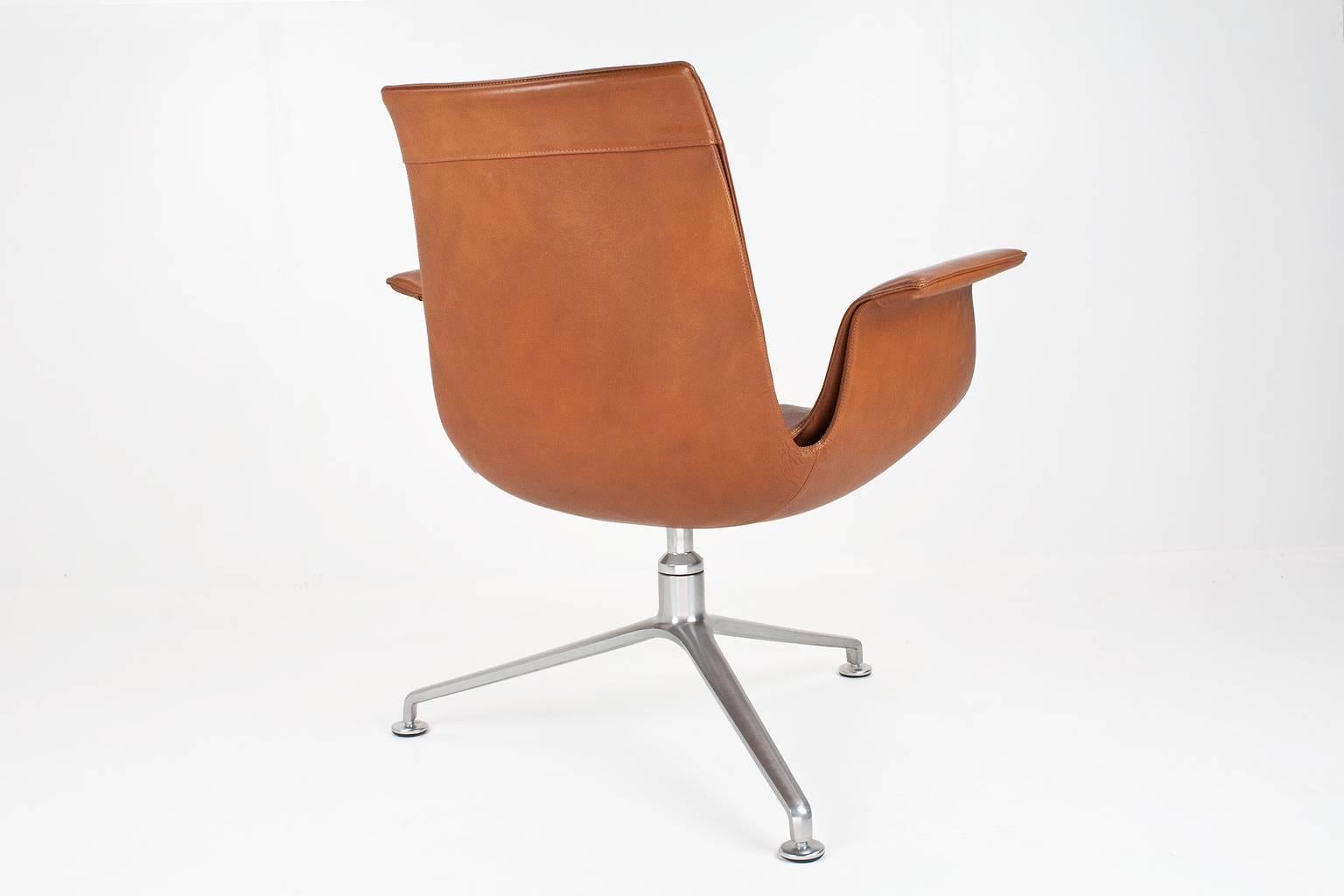 Beautiful and luxurious leather Jørgen Kastholm & Preben Fabricius FK lounge chair, designed at the end of the 1960s. 

The chair has an aluminum swivel base with glides. Cognac colored very good quality leather. The item has a very