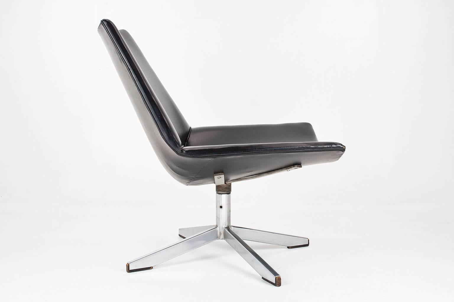 Very Rare Dutch swivel lounge chair model AP 19. Designed in 1960 by Hein Salomonson and Theo Tempelman for AP Originals.

This swivel chair is unique and in very good condition. Original shell upholstered in black leatherette / faux leather