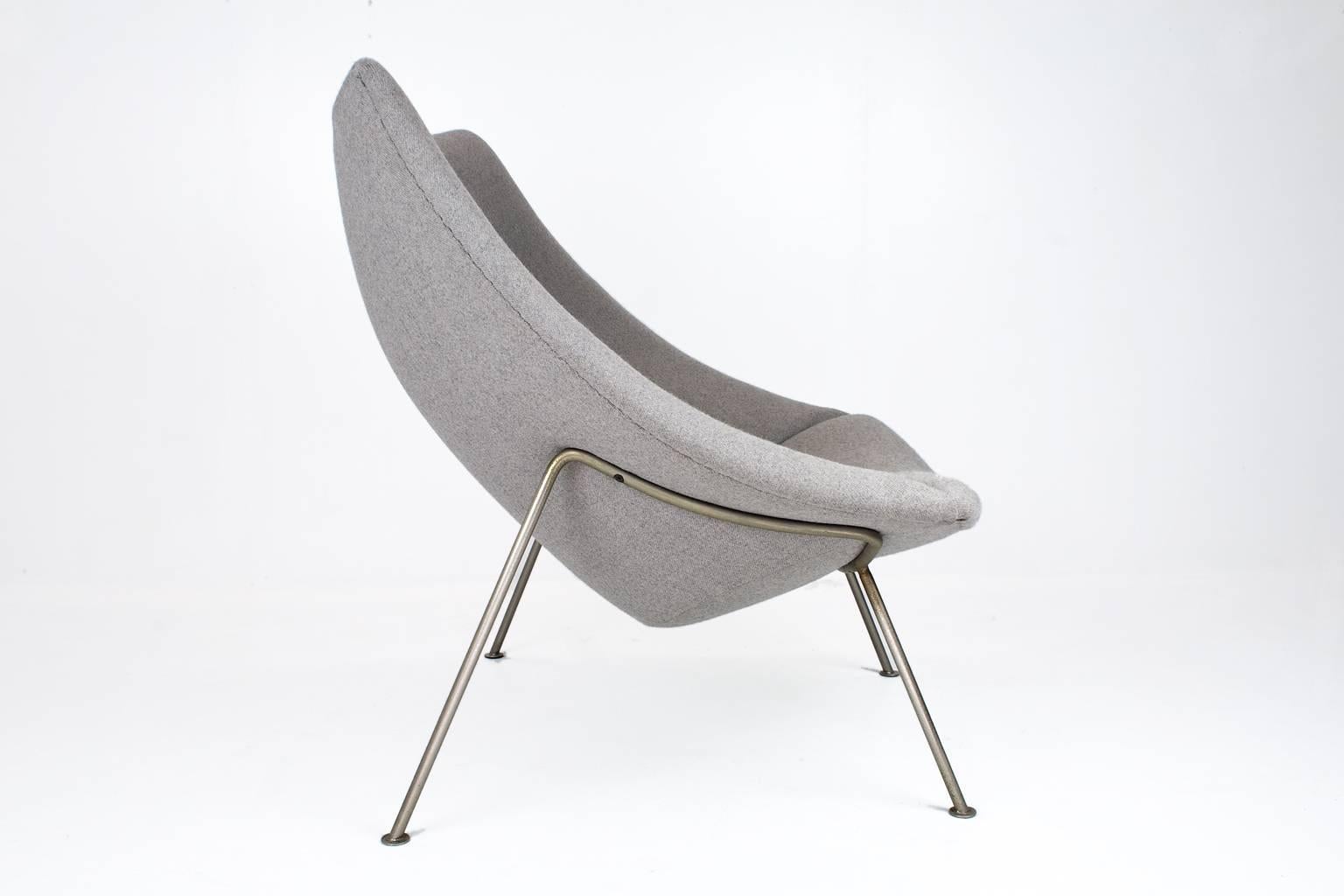 Big oyster chair model F157 designed by Pierre Paulin for Artifort, the Netherlands in 1959, Artifort collection 1960-1979. This large edition of the Oyster chair is recently reupholstered in a mid-grey color Ploegwool (no.79)

This easy chair has
