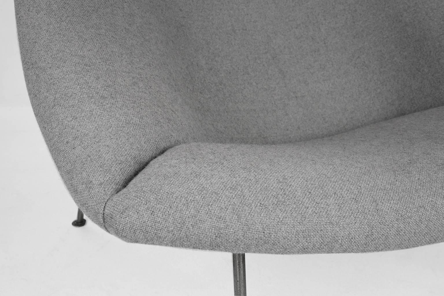 Late 20th Century 1959, Early Edition Dutch Large Lounge Chair Model Oyster by Pierre Paulin