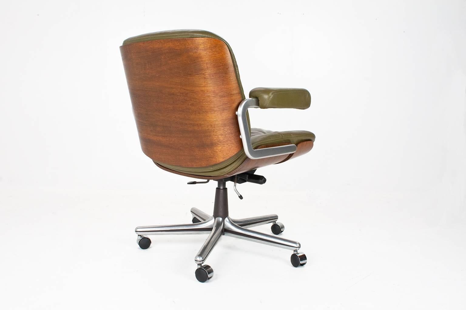 Dieser seltene Schweizer Vintage-Schreibtischstuhl wurde in den 1960er Jahren von Martin Stoll entworfen und von Giroflex in der Schweiz hergestellt. Der Fuß dieses Stuhls ist aus poliertem Aluminium mit einer Schale aus gebogenem Sperrholz in
