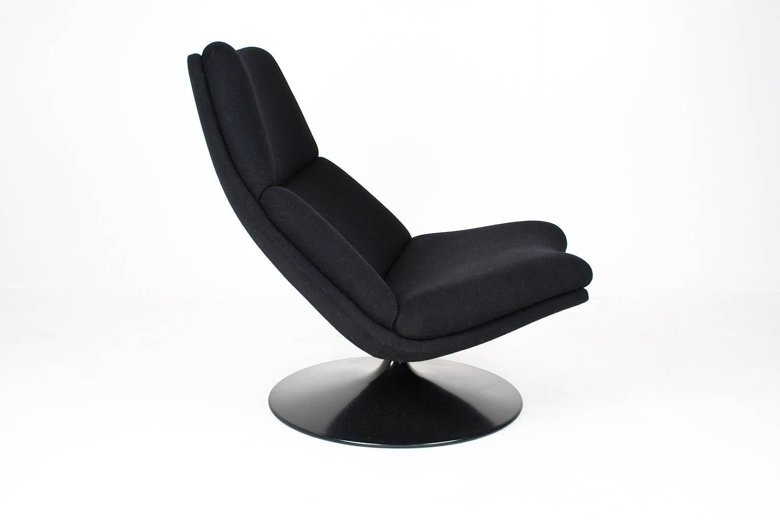 Deep black swivel lady lounge chair by Geoffrey Harcourt for Artifort. Black powder coated metal base, and deep black Kvadrat upholstered shell, in excellent condition. 

In 1967, Harcourt designed a series of swivel armchairs with trumpet bases,