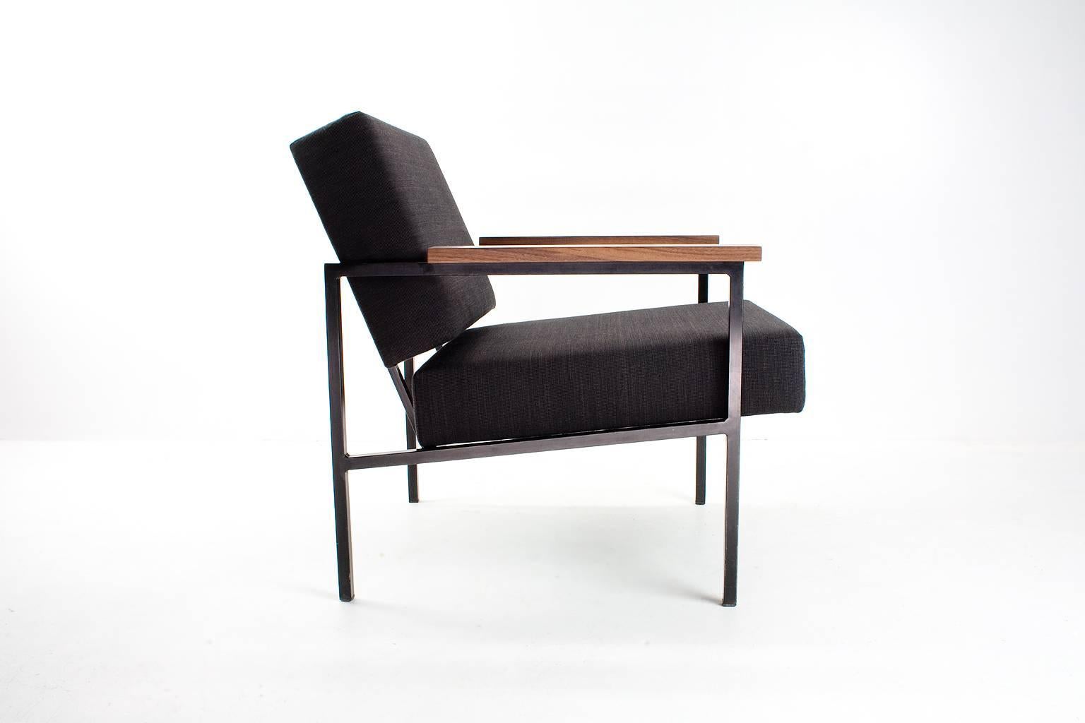 Re-upholstered 1950s Dutch Mid-Century Modern lounge chair. 

The item is new upholstered in a “Moss (03/79)” – De Ploeg (NL) fabric. New fillings and new walnut armrests. The black metal frame is original with slight traces of use, but