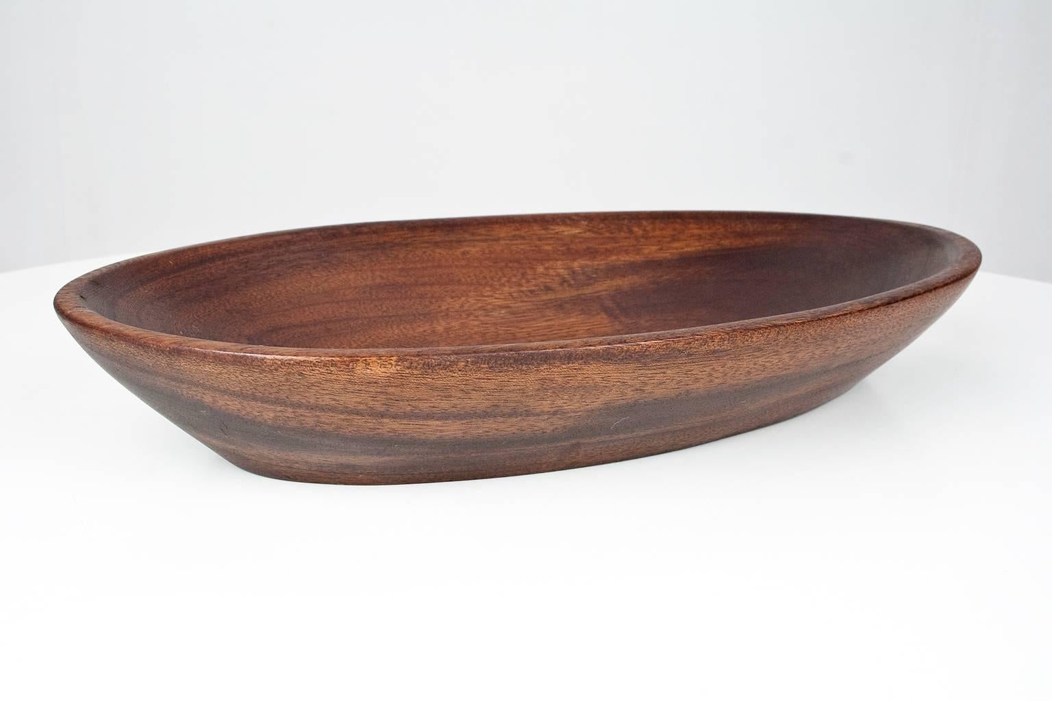 Mid-Century Modern large (41 cm) Danish hand sculptured teak platter or bowl. Beautiful table or desk piece in excellent condition.

Ask us about specific shipping costs to your location.