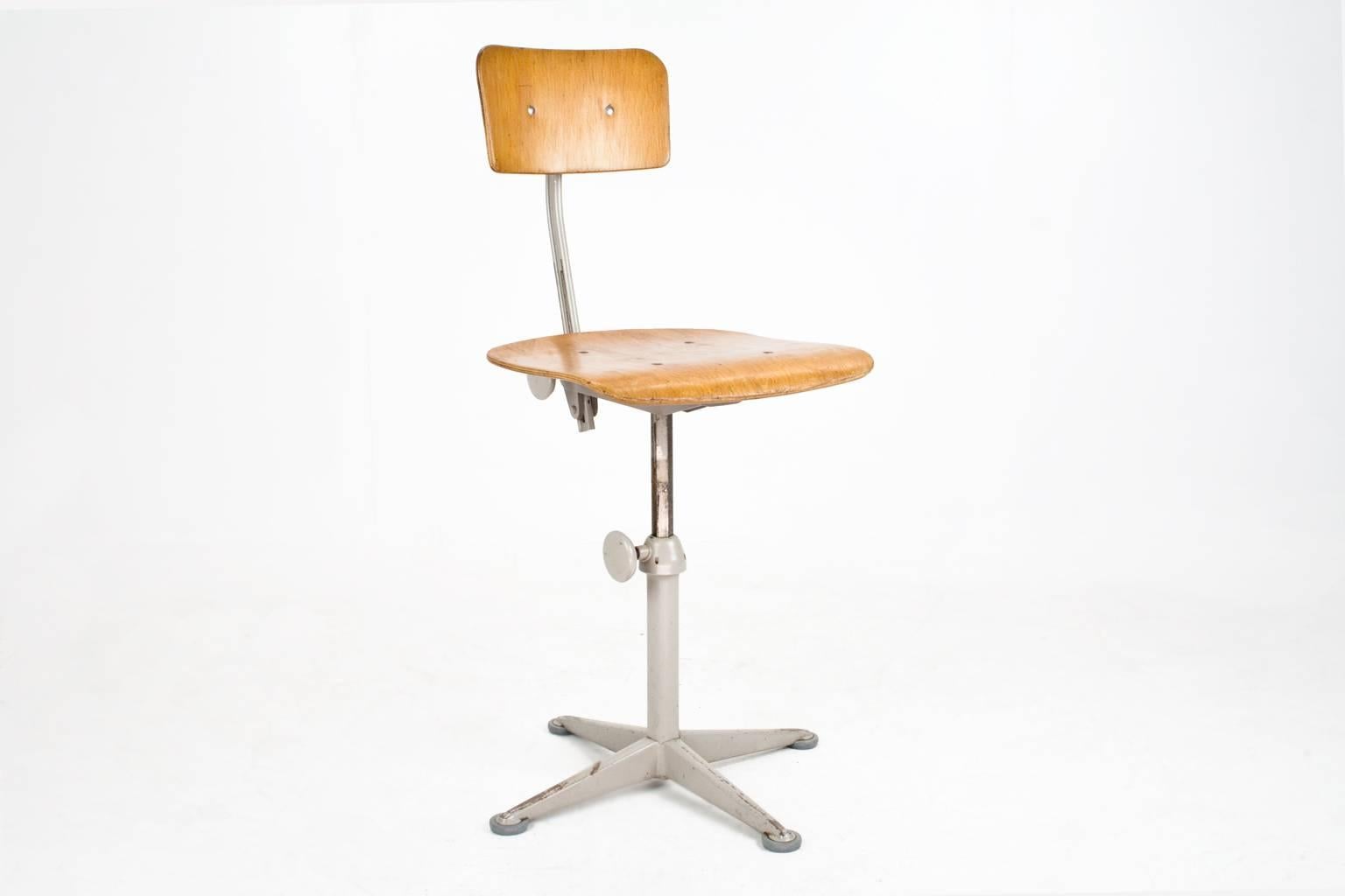 1963 Dutch Industrial Friso Kramer, drawing board chair by Ahrend de Cirkel. Wood and metal, adjustable in height and rotatable. Brand present. The item has beautiful patina, overall in very nice condition.

Measures: Seat height adjustable