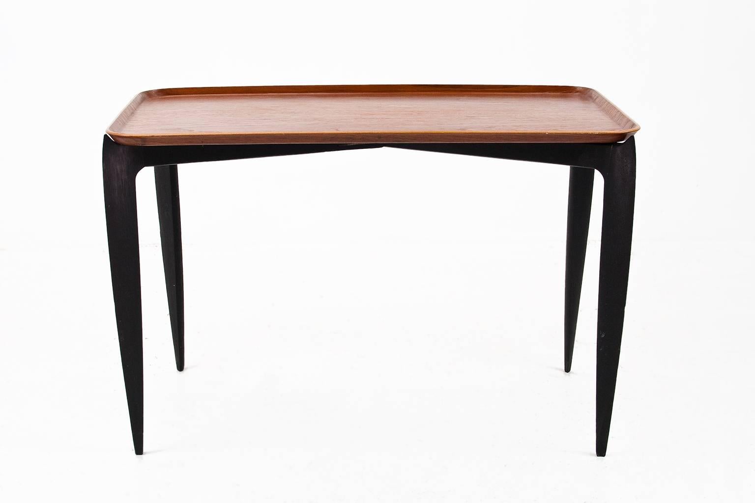 Original 1950s foldable side table, light and elegant, designed by Svend Åge Willumsen and H. Engholm for Fritz Hansen, Denmark. Brand and stamp present.

This is a rare rectangular version table tray or side table, with a spider legs folding base