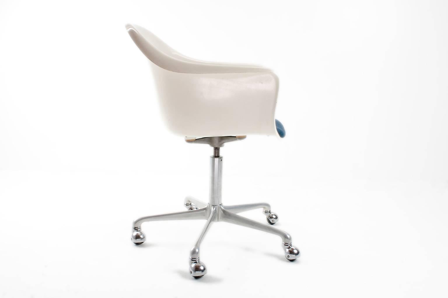 Early 1960s Interlubke desk chair in fiberglass with aluminium swivel foot designed by K. Schäfer for the German office and home furniture manufacture Lübke (changed later to Interlübke.) New upholstered in a green/blue good quality furniture