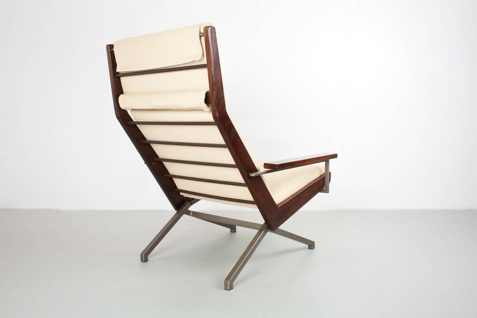 Original Robbert (Rob) Parry large Lotus lounge chair for Dutch furniture company Gelderland (collection 1950s-1960s) in teak wood and grey metal with new beige/ off white soft upholstery (De Ploeg-Korinthe) on a grey metal pyramide foot.

The