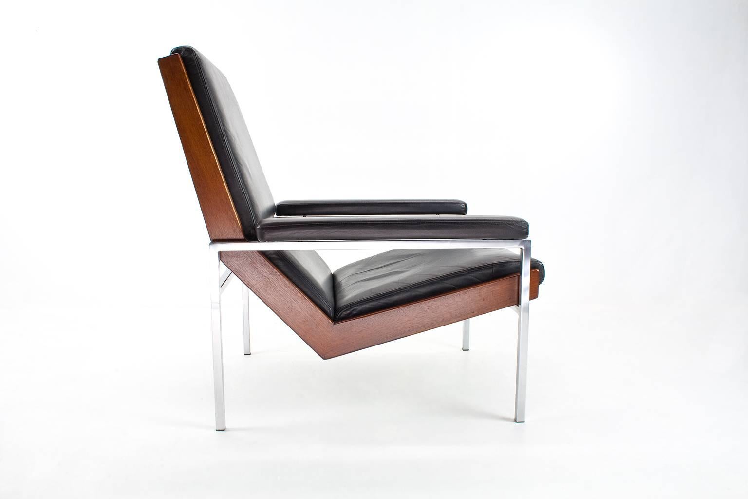 Original Rob Parry Lady Lotus for Gelderland Holland (collection 1950s-1960s) in wood and metal with black leather upholstery. The brown wooden frame, the leather and the chromed metal legs are in great conditions. We have renewed the webbing under