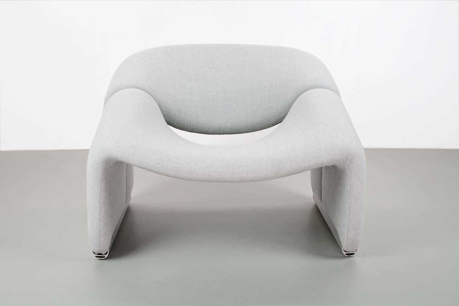 In 1972 Pierre Paulin designed the F598, the ‘groovy’ shell seat also known as the M chair, which quickly became the darling of the trendy avant-garde. A special feature is the coated aluminium profile.

This F598 is re-upholstered in a grey