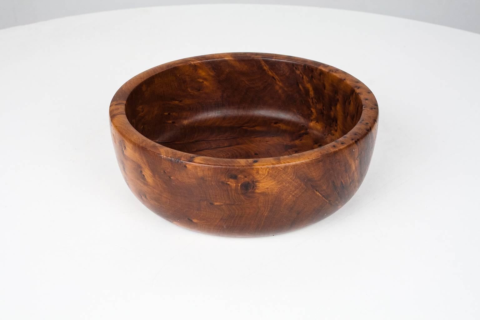 Vintage hand-turned solid wooden, elm burl bowl (measure: width 18cm/ 7.09 inch) with charming grain and coloring. Decorative home accessory from the 1950s, Netherlands.