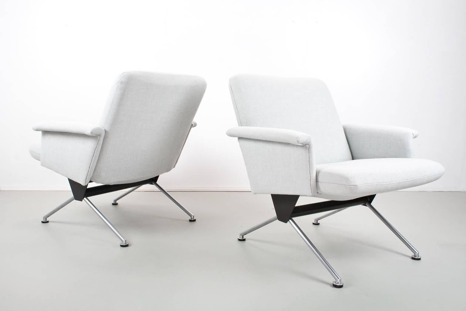 Set of two midcentury Dutch lounge chairs, model 1432, designed by Andre Cordemeyer for Gispen in 1961, the Netherlands. Lounge chairs with armrests, new upholstered in a excellent light grey Ploegwool (color no.08, 100% woven wool), placed on the