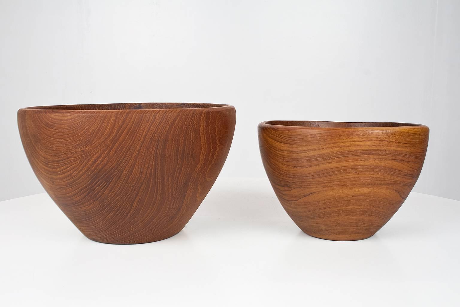 Mid-Century Modern set of Danish sculptural and hand moulded teak bowls in two sizes: 20cm width and 13 cm height, and 25.5cm width and 15,5 cm height. Both in excellent condition.

Beautiful table pieces in very beautiful condition made of 7 mm
