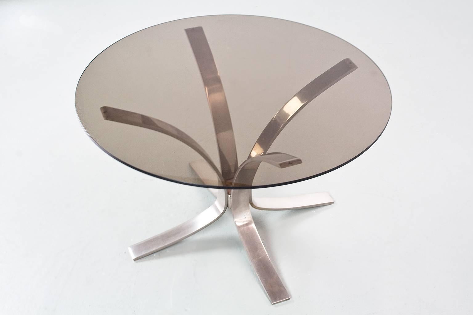 Metal and glass cocktail or coffee table in style of the American designer Roger Sprunger, 1960 Dunbar Furniture. The coffee table has a metal plated base and a round smoked glass top in very good condition with minor signs of age and use.

 