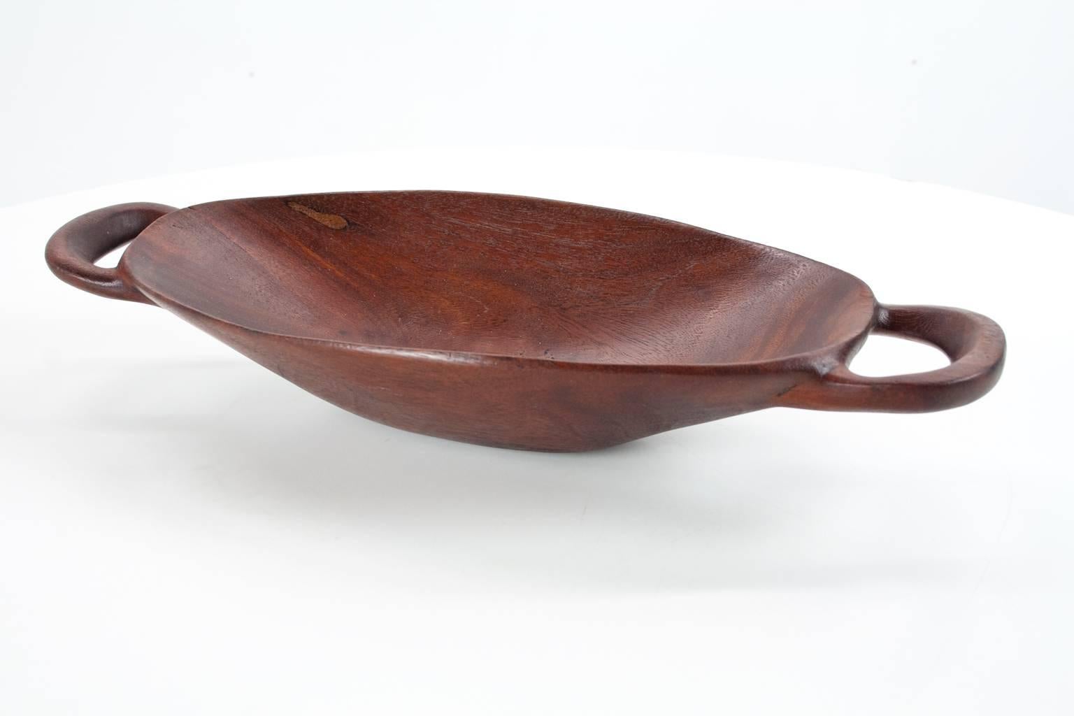 Mid-Century Modern large (41 cm) Danish sculptural hand moulded teak platter or bowl. Beautiful Scandinavian table or desk piece in excellent condition. 



 