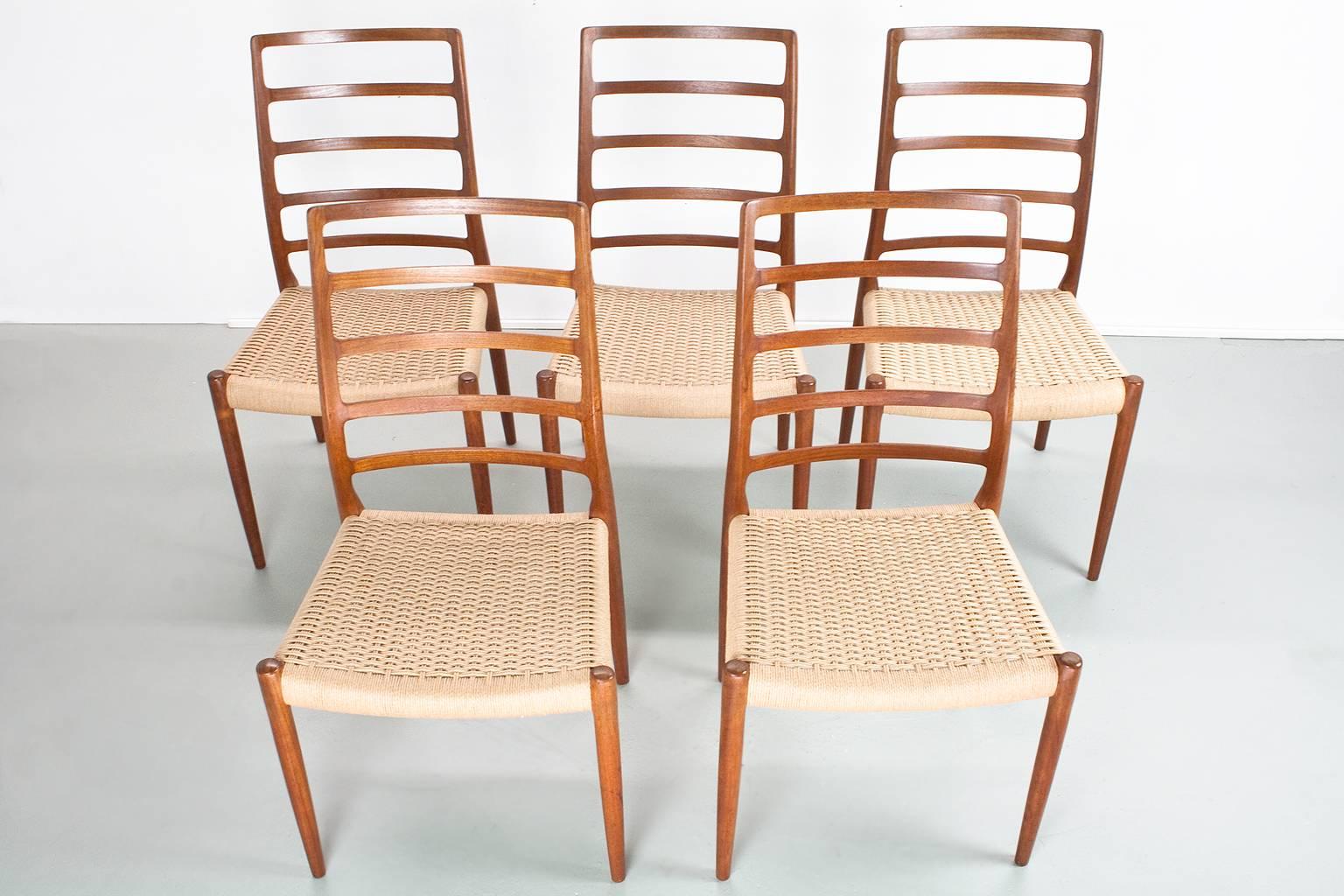 Mid-20th Century Set of 5 Scandinavian Modern Chairs in teak and paper cord by Niels Moller