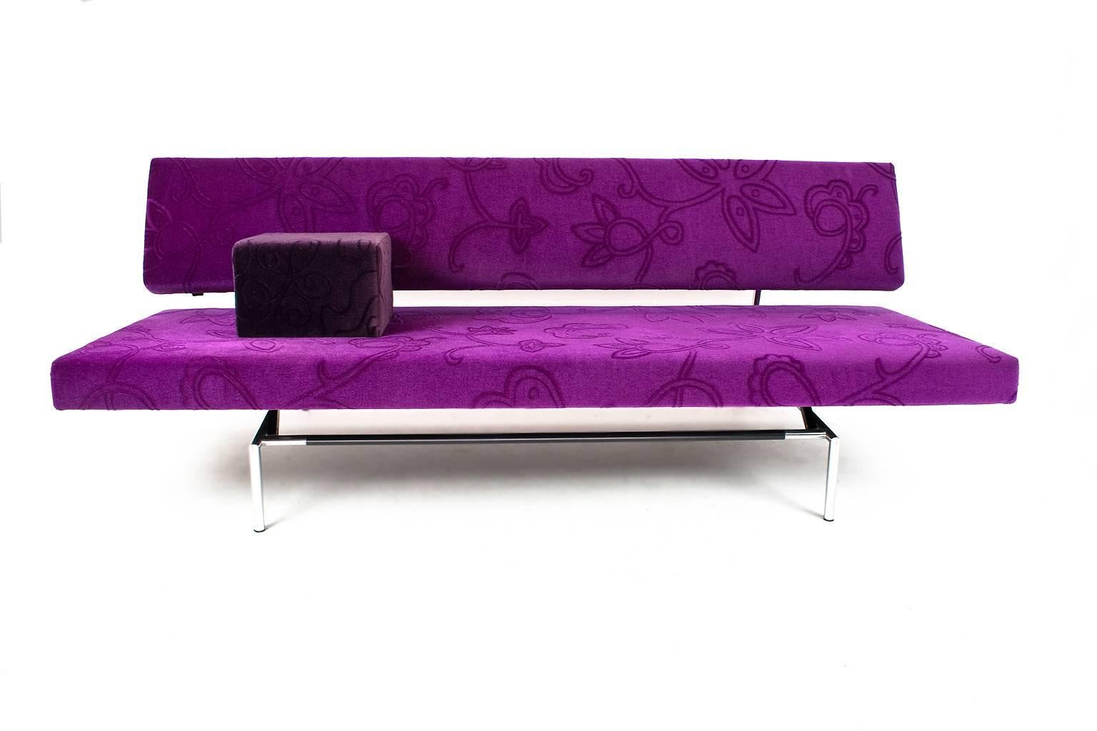 Sleeper sofa daybed BR02 designed by Martin Visser in 1960 and produced by Spectrum, Bergeijk (NL), by the previous owner recently upholstered in a limited edition excellent quality velvet. The design has become a Dutch icon.

Martin Visser