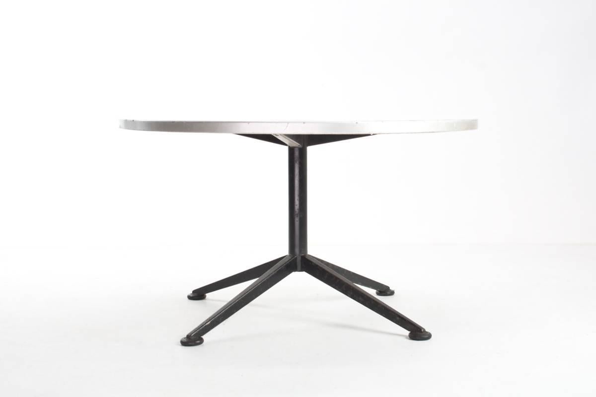 Coffee table designed by Friso Kramer for Ahrend de Cirkel. Fabricated on 23 January 1964. Formerly owned by the Technical University of Eindhoven (Netherlands).

Nicely shaped black metal legs and white formica top with aluminum edge. Good