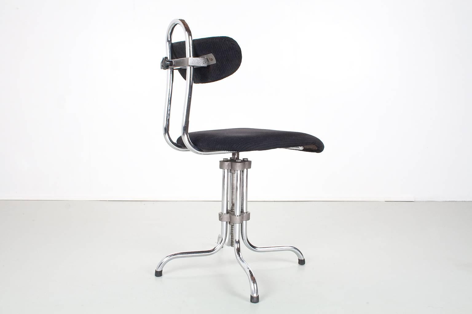 In height adjustable 1933 swivel typewriter or office chair designed by W.H. Gispen in the Netherlands. The chassis consists of a standard four-legged column base. The slightly curved backrest can be adjusted in height along a steel back frame. The