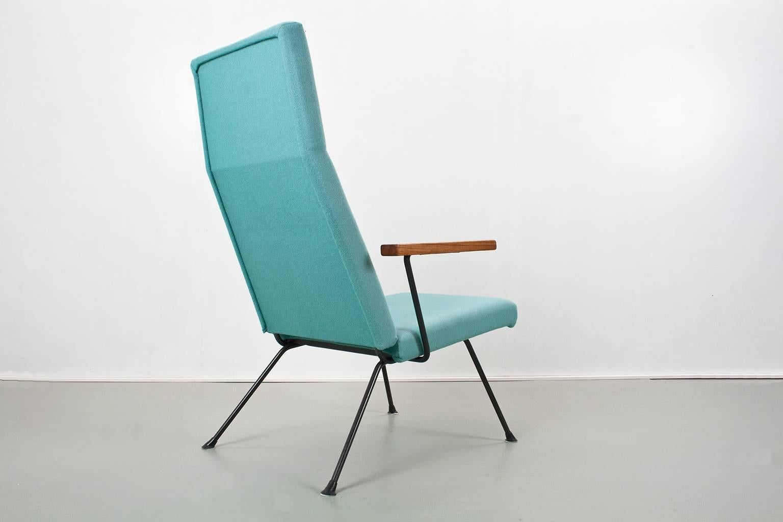 Mid-Century Modern Dutch high back lounge chair by A.R. Cordemeyer model 1410 designed for Gispen 1959, recently upholstered in a pool blue or green Kvadrat fabric. In very good condition, with comfortable seating. This model (1410) is identical to