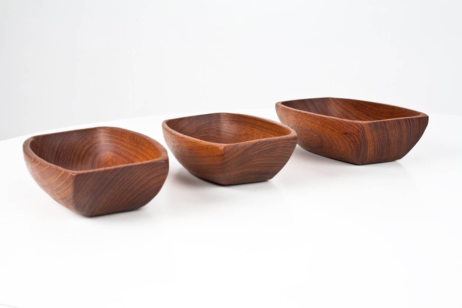 A great Danish elegant gift is this set of 3 Mid-Century Modern hand sculptured solid teak bowls, origin is Denmark 1960s. Scandinavian Modern design. A great gift of decorative items and home accessories.

In excellent condition.
 